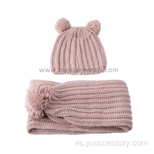 Cálido conjunto de bufanda y gorro con pompones dobles